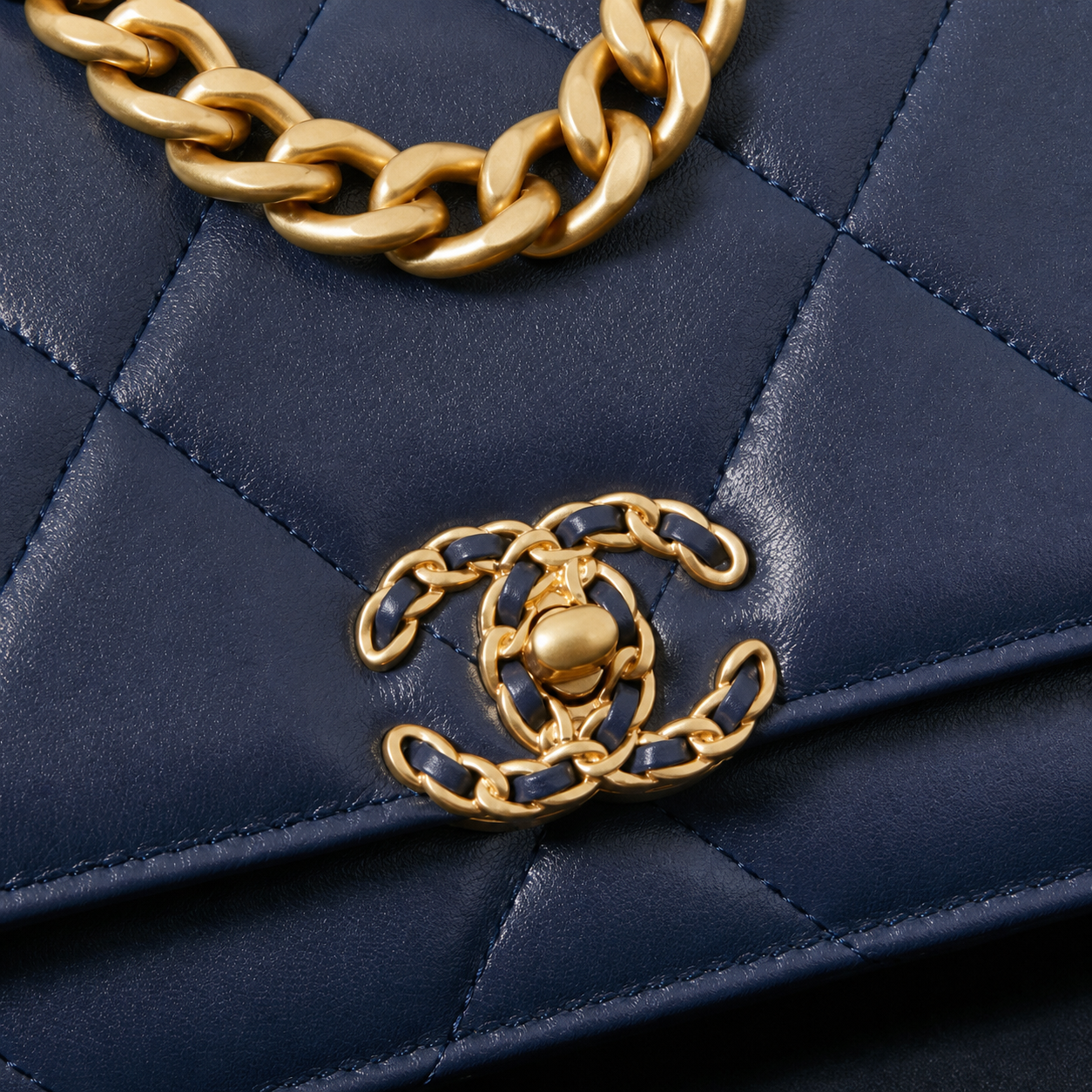 Chanel Classic Quilted Slim Flap Bag | CC Turn-Lock Leather Chain Strap — 12x19.5cm