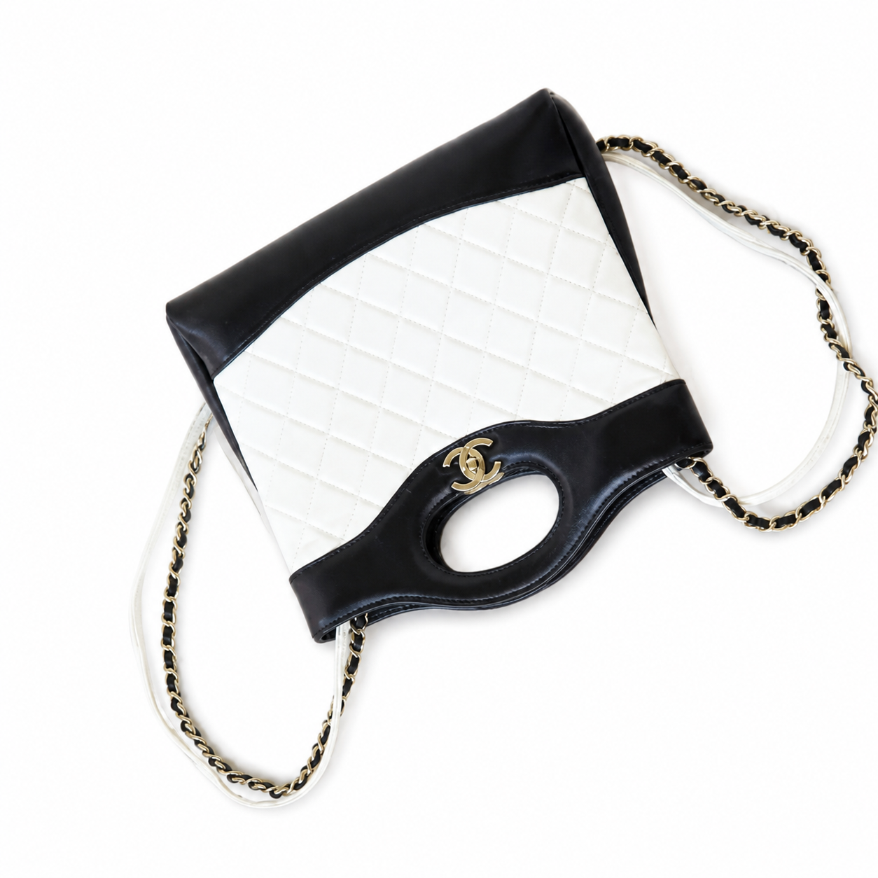 Chanel Classic Quilted Flap Bag | CC Turn-Lock Leather Chain Strap — 22x23cm