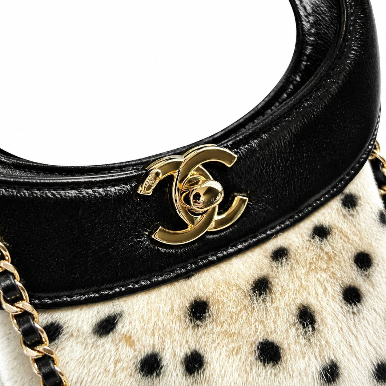 Chanel Classic Quilted Flap Bag | CC Turn-Lock Leather Chain Strap — 22x23cm