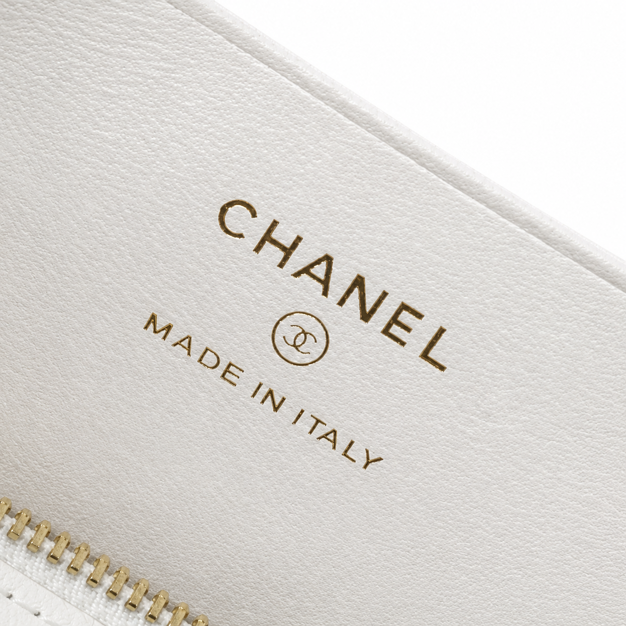 Chanel Quilted Barrel Bag | CC Logo Gold Chain White Black — 11.5x18.5cm