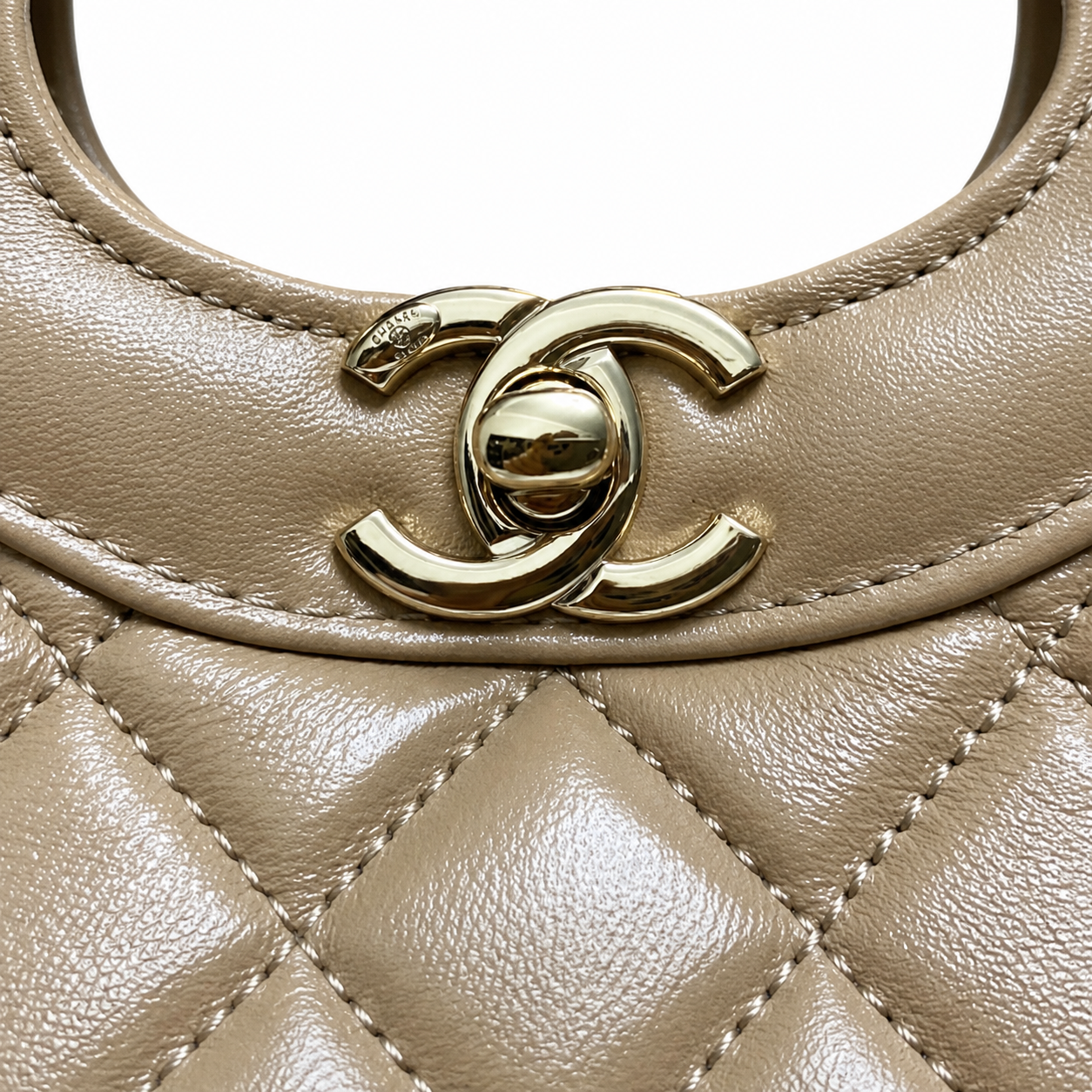 Chanel Classic Quilted Flap Bag | CC Turn-Lock Leather Chain Strap — 22x23cm