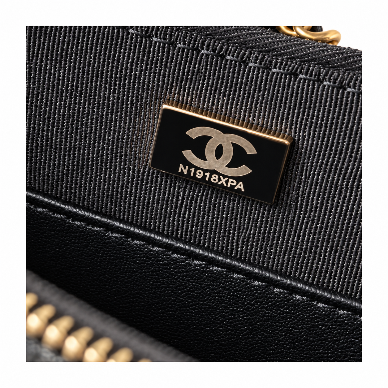 Chanel Chain CC Logo Zip Crossbody Bag Black 13.5×23.5×5.3cm