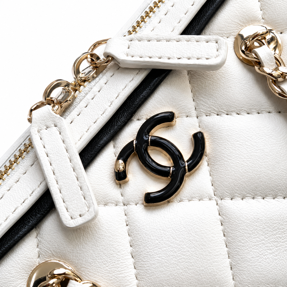 Chanel Quilted Barrel Bag | CC Logo Gold Chain White Black — 11.5x18.5cm