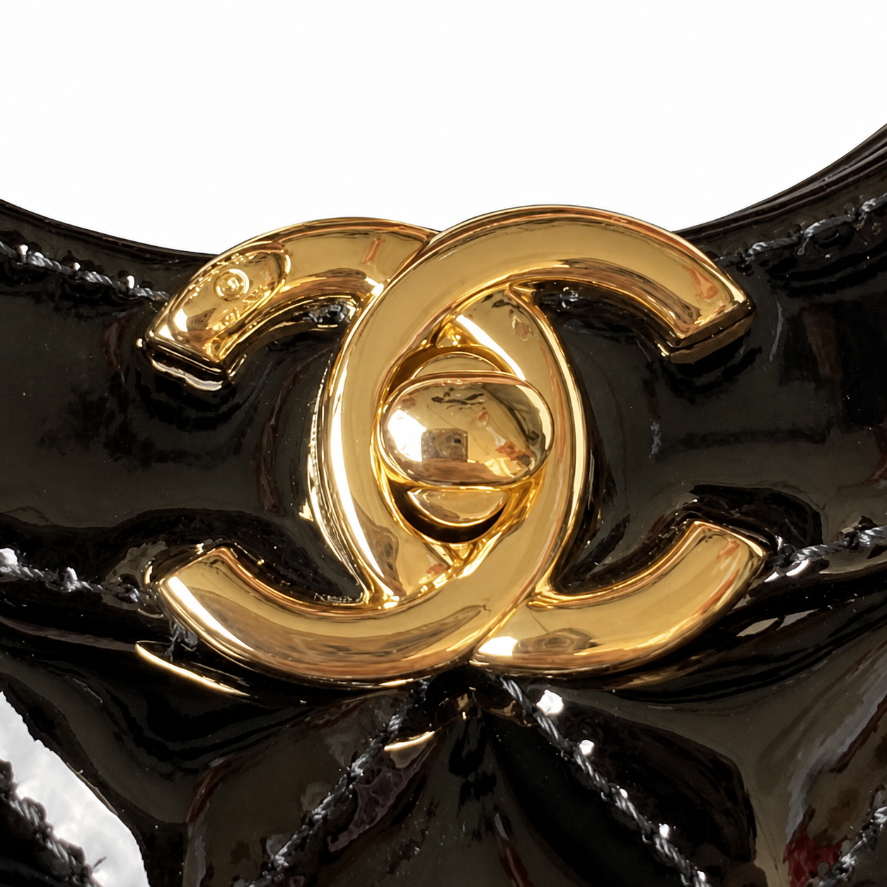 Chanel Classic Quilted Flap Bag | CC Turn-Lock Leather Chain Strap — 22x23cm