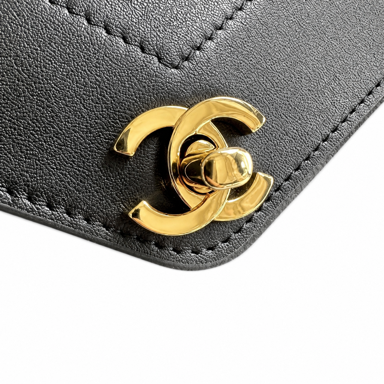 Chanel Classic Quilted Flap Bag | CC Hardware & Chain — 22cm