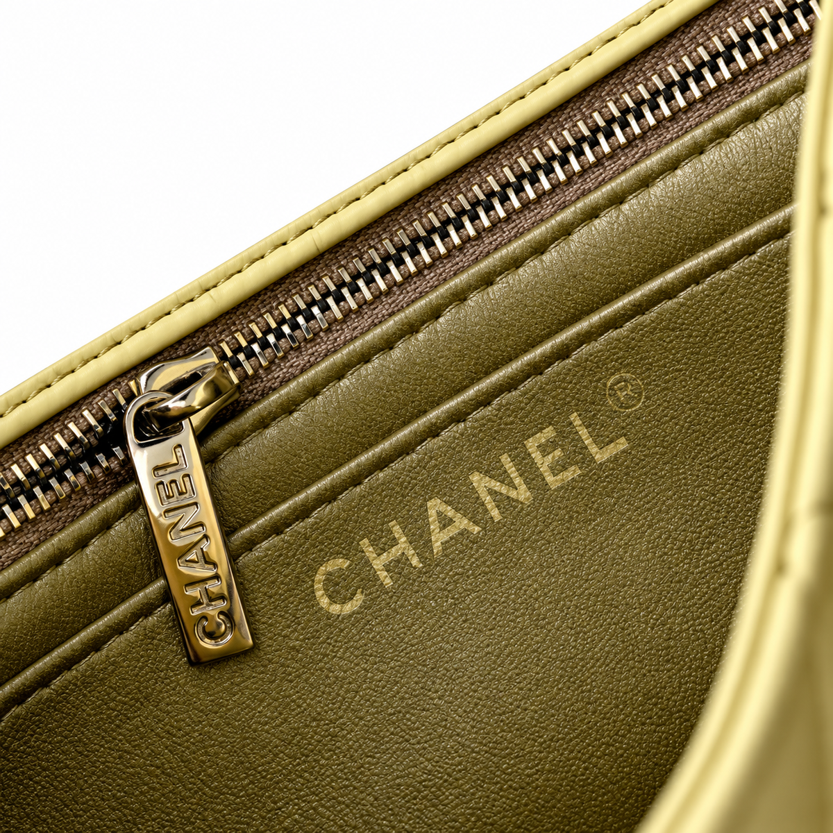 Chanel Quilted Leather Crossbody Bag 20×13×7cm