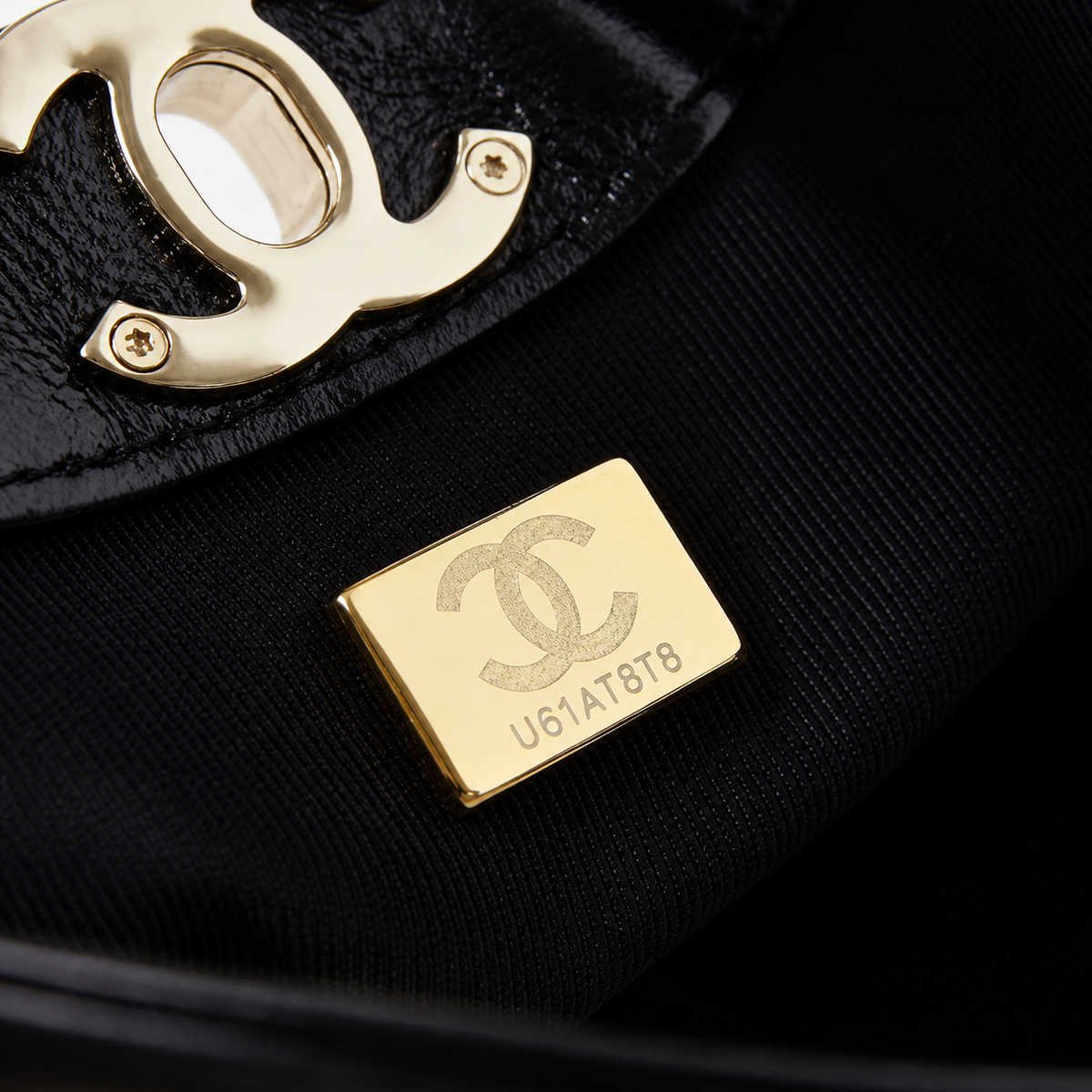 Chanel Classic Quilted Flap Bag | CC Turn-Lock Leather Chain Strap — 22x23cm
