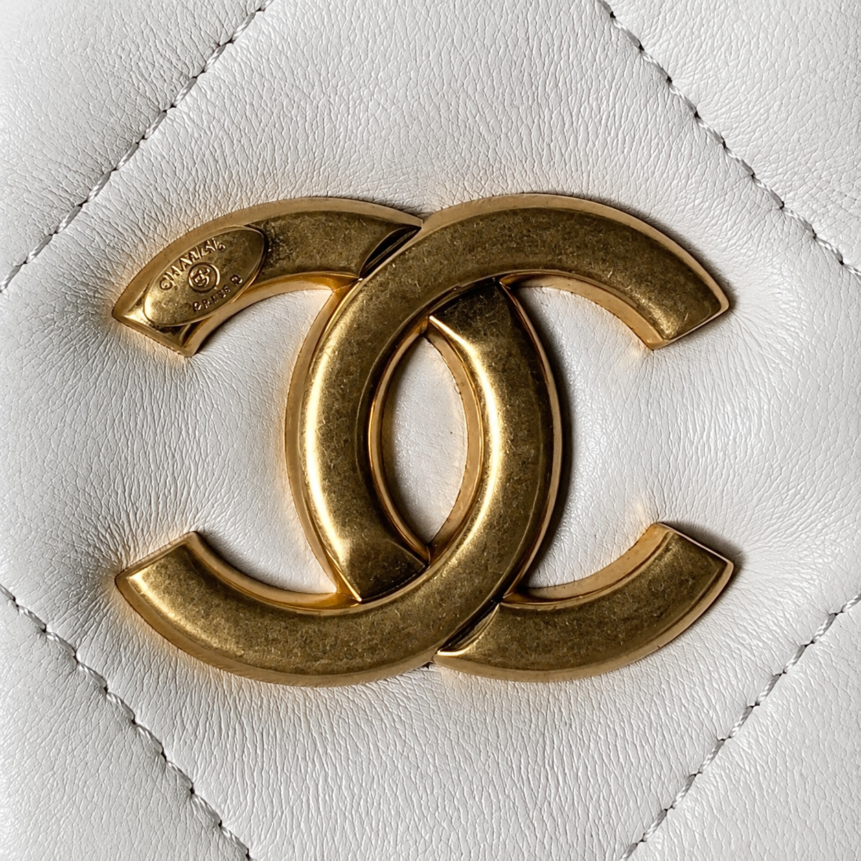 Chanel Quilted Lambskin Large Bowling Tote | CC Pocket Gold Chain White — 29x38cm