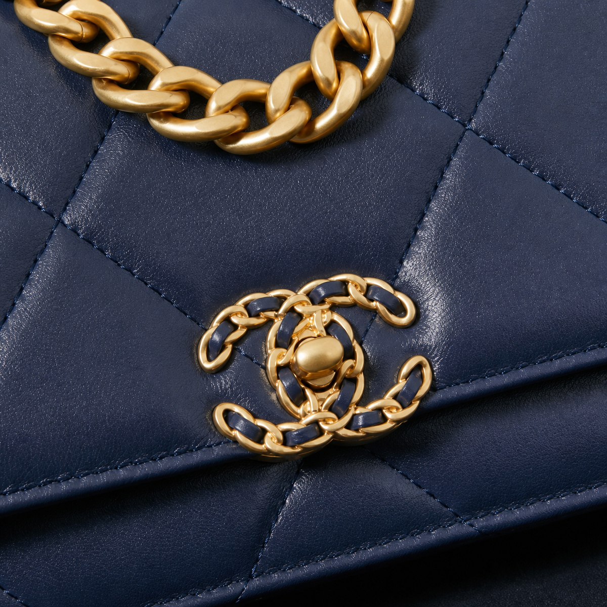 Chanel Classic Quilted Slim Flap Bag | CC Turn-Lock Leather Chain Strap — 12x19.5cm
