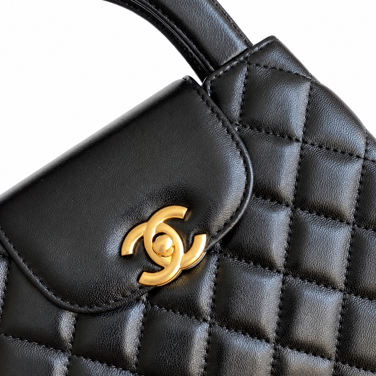 Chanel Classic Quilted Mini Flap Bag | CC Turn-Lock Leather Chain Strap — 13x19cm